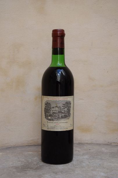 null 1 bouteille CH. LAFITE-ROTHSCHILD, 1° cru Pauillac 1977 (tachée, MB) 