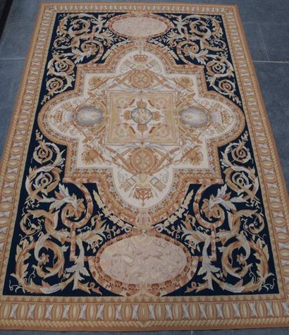 null Grand et fin tapis de style AUBUSSON, XX ème. À décor aux armes de France sur...