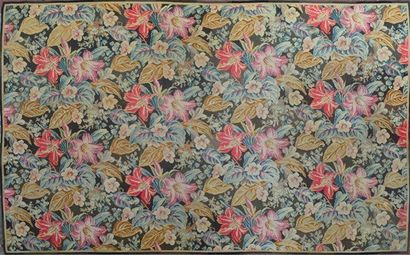 null Important et très original tapis d'Aubusson. à semis de fleurs et feuilalges...