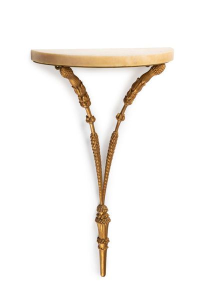 null PETITE CONSOLE d'APPLIQUE demi-lune en bronze ciselé et doré, pied double à...