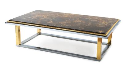 null TABLE BASSE en laiton et métal chromé, dessus marbré, pieds réunis par une plinthe....