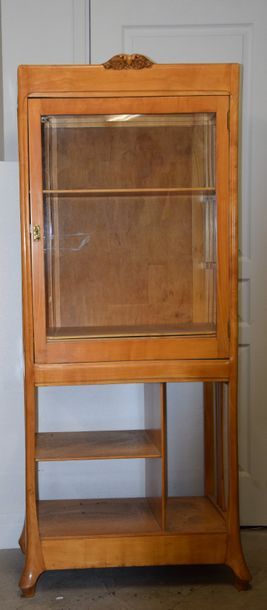 null PETIT MEUBLE VITRINE en bois fruitier (merisier ?) ouvrant en partie haute par...