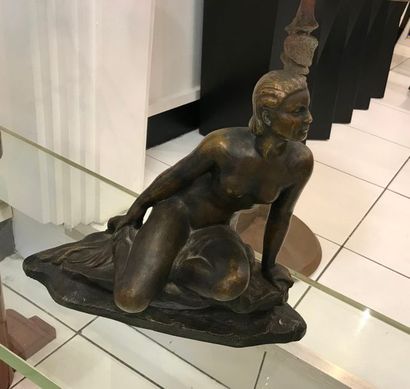 null CIPRIANI (XIX-XX ème), femme nue sur un rocher, bronze signé. Haut.: 29 ; Larg.:...