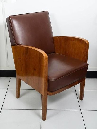 null DAMON et BERTEAUX décorateurs. PAIRE de FAUTEUILS à accotoirs et piétement en...