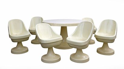 TRAVAIL BELGE des années 60. TRAVAIL BELGE des années 60. Table et six chaises en...