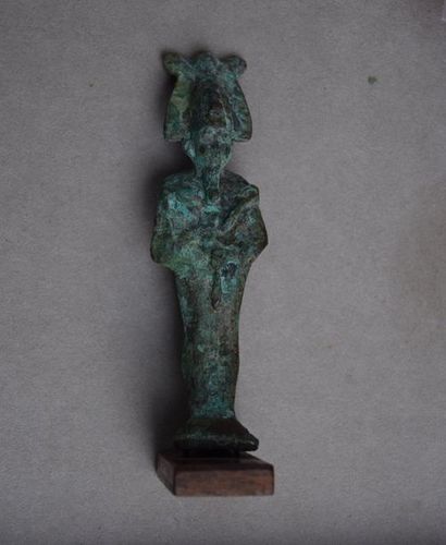 null STATUETTE d'OSIRIS coiffé de la couronne atef. Bronze. Oxydations. Egypte, Basse...