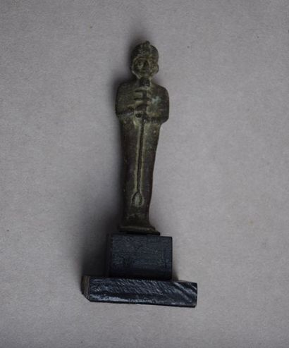 null STATUETTE de Ptah tenant le sceptre composite. Bronze. Egypte, Basse Epoque....