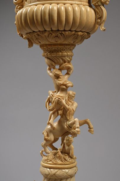 null IMPORTANTE COUPE en ivoire finement sculpté. Le pokal tronconique à décor d'une...