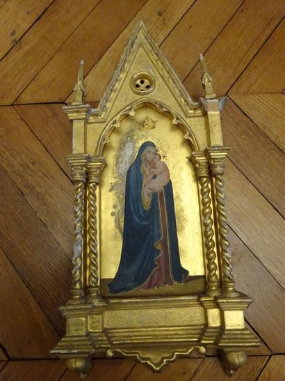 null PETIT ORATOIRE en bois sculpté, peint et doré figurant une Vierge à l'Enfant...