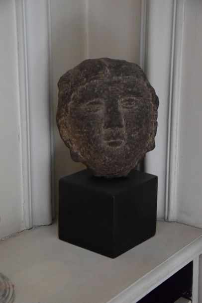 null Travail INDIEN ancien, Tête de femme en pierre sculptée. Haut.: 27 cm.