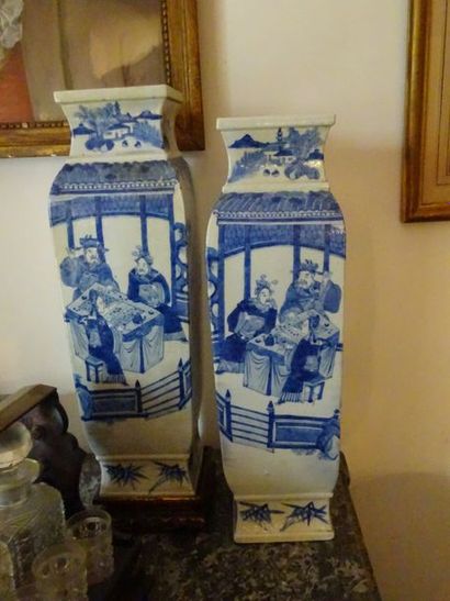 null PAIRE de HAUTS VASES à pans coupés en porcelaine à décor blanc bleu de scènes...