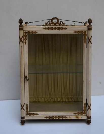 null PETIT VITRINE d'applique en bois peint blanc et ornementations de laiton, montants...