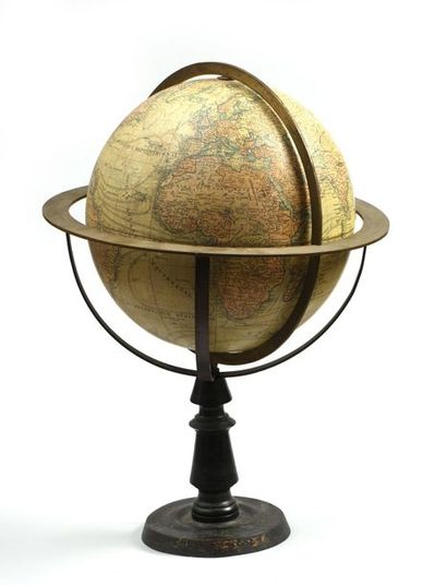 null GLOBE TERRESTRE, cercle équatorial et méridiens en laiton ; pied en bois noir...