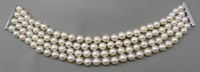 null Bracelet 4 rangs de Perles de Culture fermoir baïonnette en or gris 18k. Ø des...