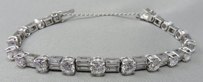 Bracelet "Rivière" Diamants Bracelet "Rivière" Diamants en platine à 950°/00 et or...