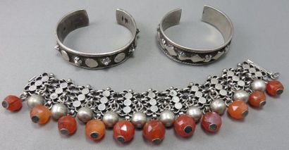 null Lot de 3 bracelets en argent 2 joncs plats ouverts et un en ruban articulé boules...