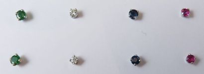 null Lot de 4 Paires de "Puces" d'Oreilles en or gris 18k, ornées pour l'une d'un...