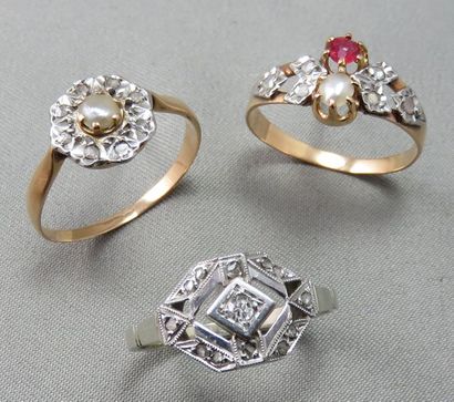 null Lot de 3 Bagues en or 18k pour 2 ornées de diamants taille rose, de demi perle...