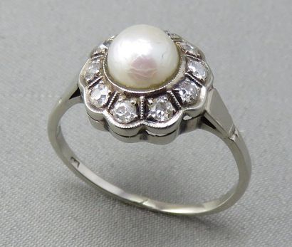null Bague "Marguerite" en alliage d'or gris à 585°/00, ornée d'une perle probablement...
