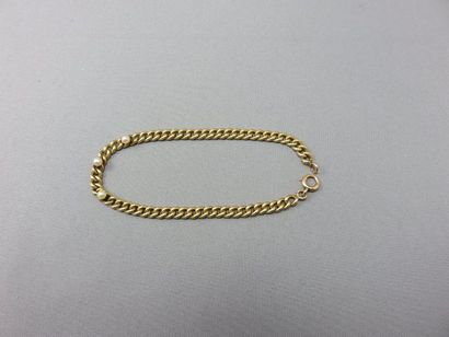 null Bracelet en or 18k, maille gourmette rehaussée par 3 perles de culture. Poids:...