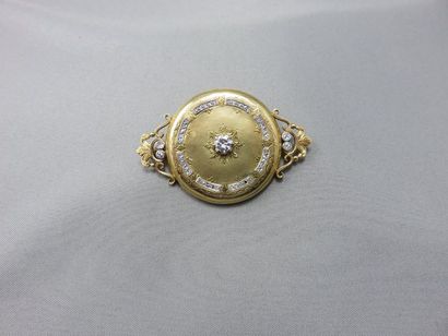 null BROCHE en or 18k guilloché, enrichie de diamants, taille brillant pour l'un...