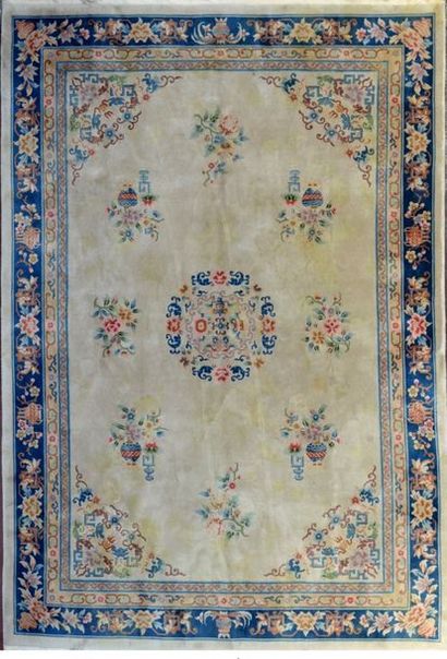 null TAPIS chinois en laine polychrome à bordure bleue. Xxème. 340 x 240 cm.