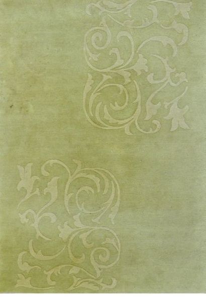 null TAPIS moderne à fond vert tendre à motifs de volutes. XX ème. 245 x 170 cm.