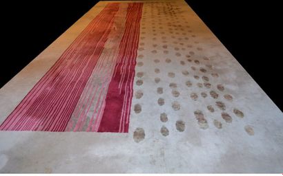 null GRAND TAPIS moderne à motif rose sur fond crème. XX ème. 850 x 350 cm.