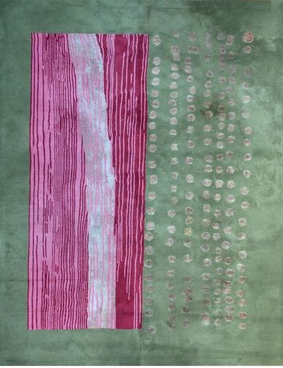 null TAPIS moderne à motif rose sur fond vert amande. XX ème. 270 x 220 cm.