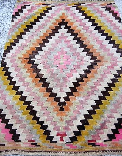 null Kilim QUASGAI vers 1960. 154 x 115 cm.