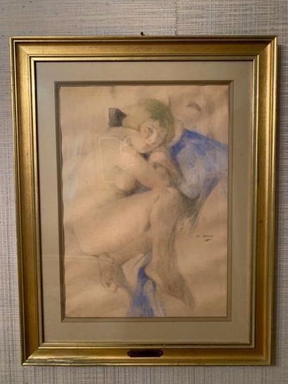 null Beatrice HOW (1867-1932), Nue au coussin bleu, fusain et pastel signé. 46 x...