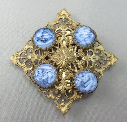 null BROCHE Clips en pomponne ajouré, de forme carrée, à décor floral et fleurdelisé,...