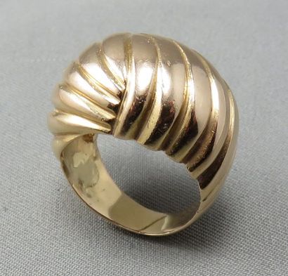 null Bague Bombée en Turban en or à 750°/00 godronné. Poids: 9 g. TDD: 46,5. (petite...