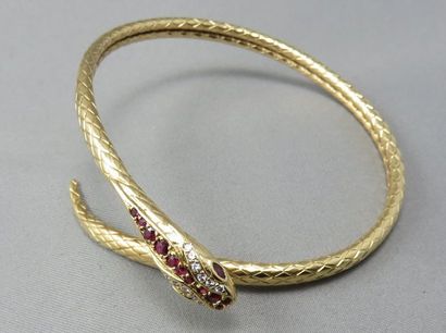 null Bracelet Jonc "Serpent" en or à 750°/00 guilloché, la tête enrichie de diamants...