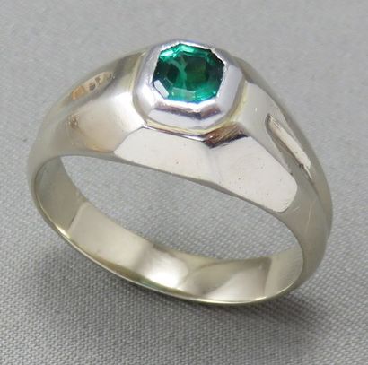 null BAGUE JONC en or gris à 750°/00 ornée d'une émeraude en serti clos taille émeraude...