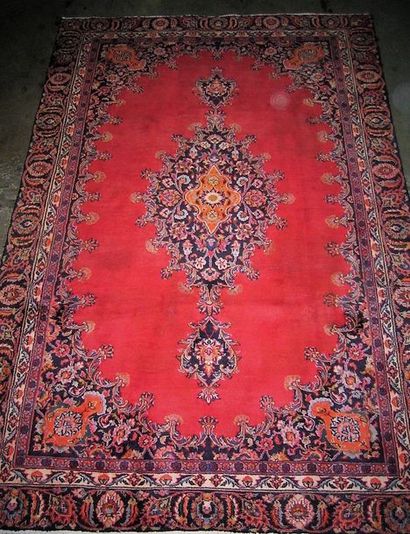 null MECHED à décor floral sur fond rubis. Iran, vers 1975. 260 x 170 cm. (rehauts...