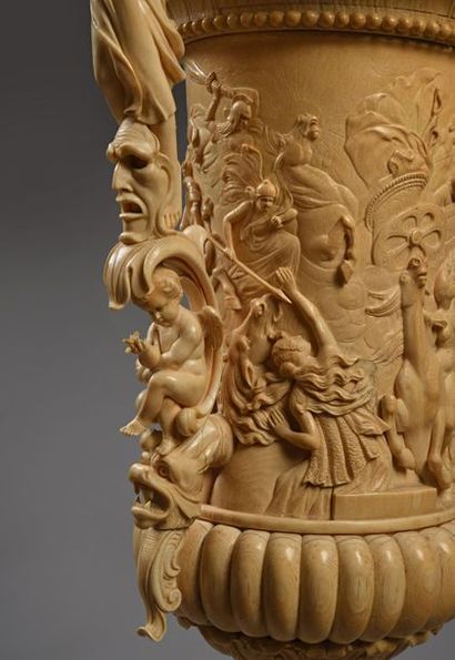 null IMPORTANTE COUPE en ivoire finement sculpté. Le pokal tronconique à décor d'une...