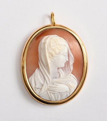 null PENDENTIF en or jaune de forme ovale orné d’un camée coquille à profil de femme....