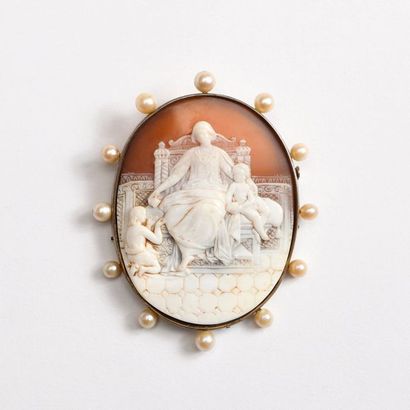 null BROCHE en argent de forme ovale ornée d’un camée coquille représentant une Vierge...