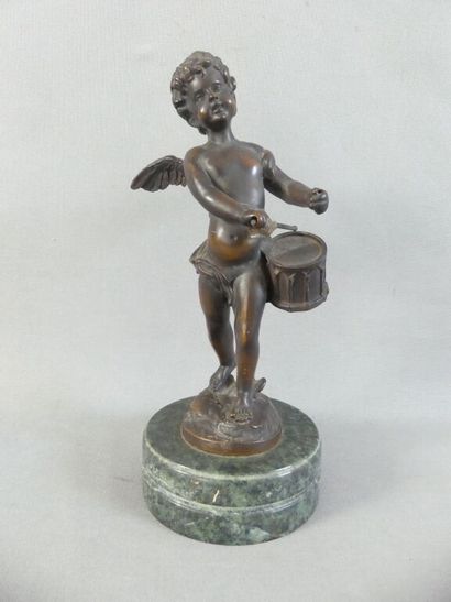  Auguste MOREAU (1834-1917)
Amour au tambour
Bronze à patine brune sur terrasse en... Gazette Drouot