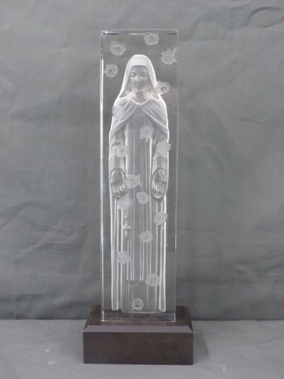  René LALIQUE (1860-1945) 
Saint Theresa of the Child Jesus
Moulded pressed glass... Gazette Drouot