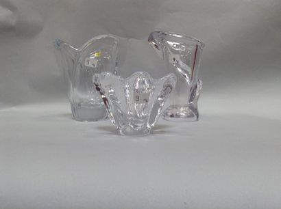 null Deux vases et une coupe chantourné en cristal - H 18,5, 16,5 et 9,5 cm