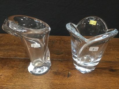 null Deux vases et une coupe chantourné en cristal - H 18,5, 16,5 et 9,5 cm