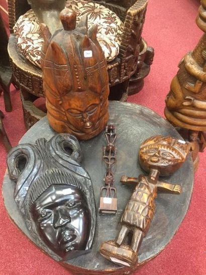 null Deux ornements africains (masques), ht. 39cm + 2 statuettes, ht. 33 et 45cm