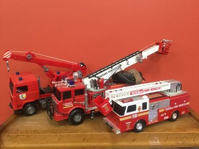 null Lot de 3 véhicules de pompier dont 1 télécommandé, 1 électrique et 1 grue