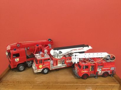 null Lot de 3 véhicules de pompier dont 1 télécommandé et 1 camion grue