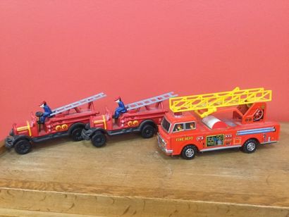 null Lot de 3 camions de pompier dont 2 en fonte et 1 en tôle 