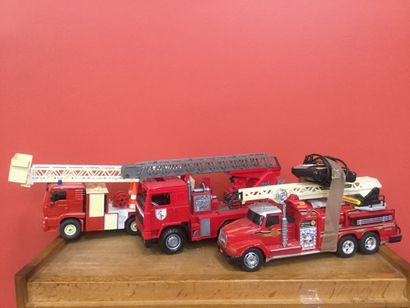 null Lot de 3 véhicules de pompier dont 1 télécommandé