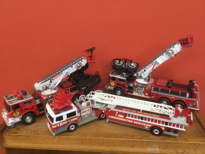 null Lot de 3 camions de pompier dont 2 télécommandés