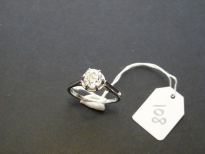 LOT Bague solitaire en or gris 18K (750/oo) et platine (850/oo) centrée d'un diamant...